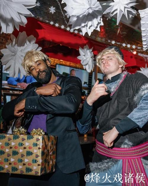 可爱球迷！掘金社媒晒两位身穿圣诞主题毛衣的球迷合影照片