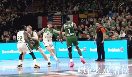 奎塔持球杀入内线双手砸扣,扣篮完成前还吐出舌头庆祝 奎塔持球杀入内线双手砸扣,扣篮完成前还吐出舌头庆祝