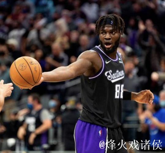 奎塔持球杀入内线双手砸扣,扣篮完成前还吐出舌头庆祝 奎塔持球杀入内线双手砸扣,扣篮完成前还吐出舌头庆祝