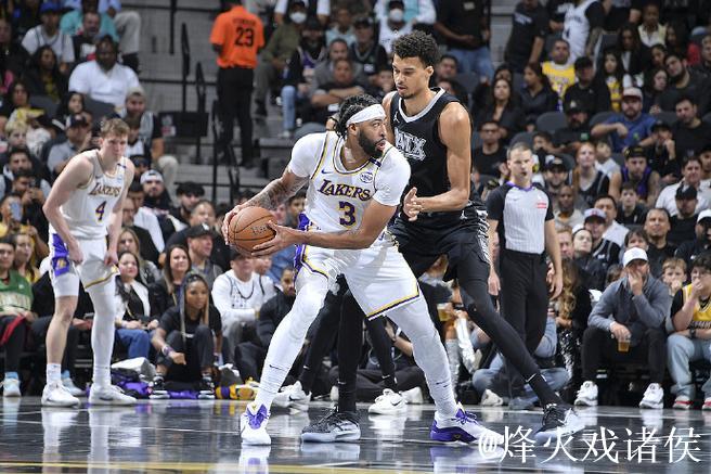詹姆斯连续四场三双浓眉狂砍40+12 湖人惊险击败马刺迎来4连胜